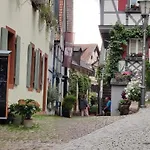 Am Boulevard Apartment *